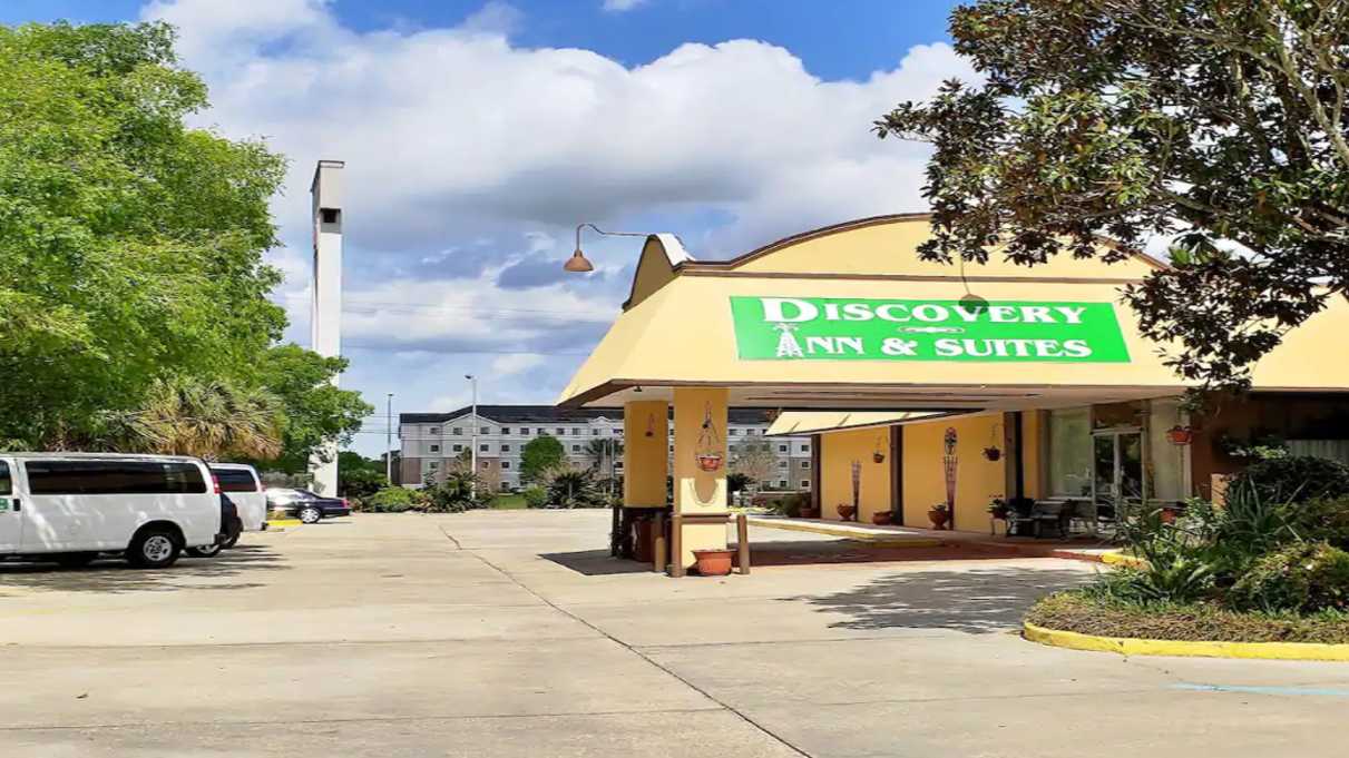 Discovery Inn - Lafayette (LFT) Airport Parking