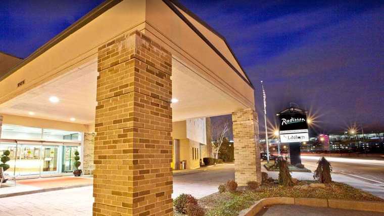 DoubleTree by Hilton Providence Airport Hotel Parking