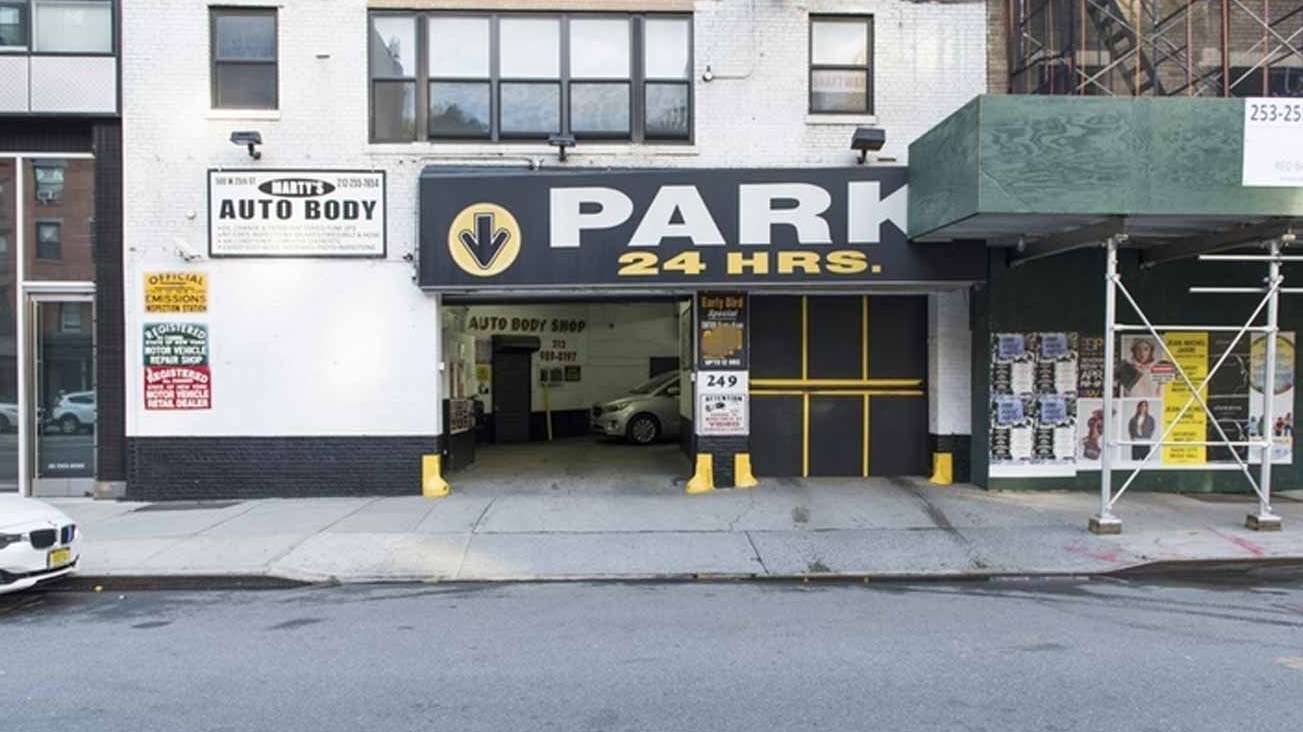 249 10th Ave Parking