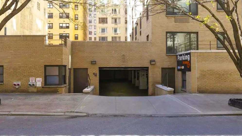 10 E 87th St - 1056 5th Avenue Parking