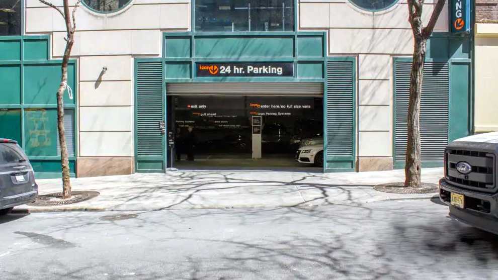 225 W 83rd St.- Reliant Parking