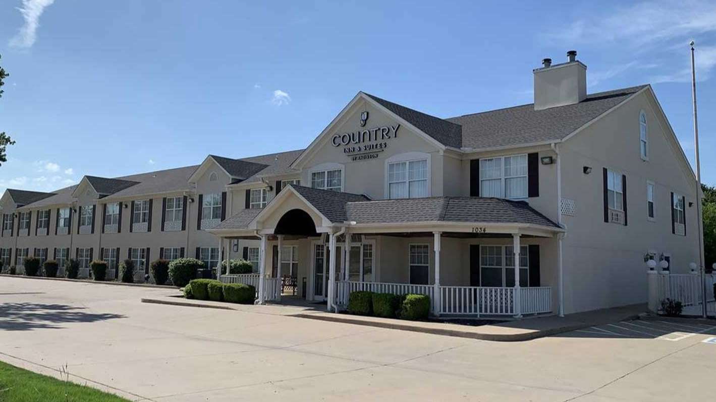 Country Inn and Suites TUL Airport Parking