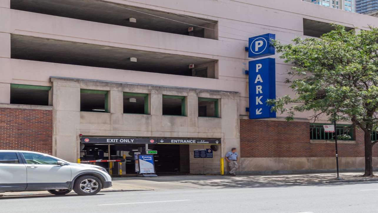 671 N Clark St Parking