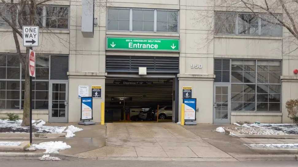 950 N Kingsbury St Garage