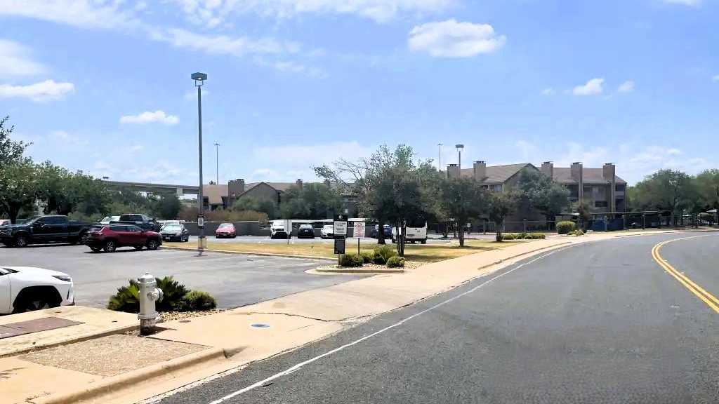 Doubletree Austin Arboretum. - 8901 Business Park Dr Parking