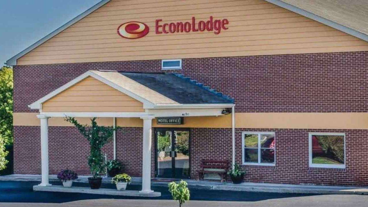 2165 Lincoln Highway East Parking