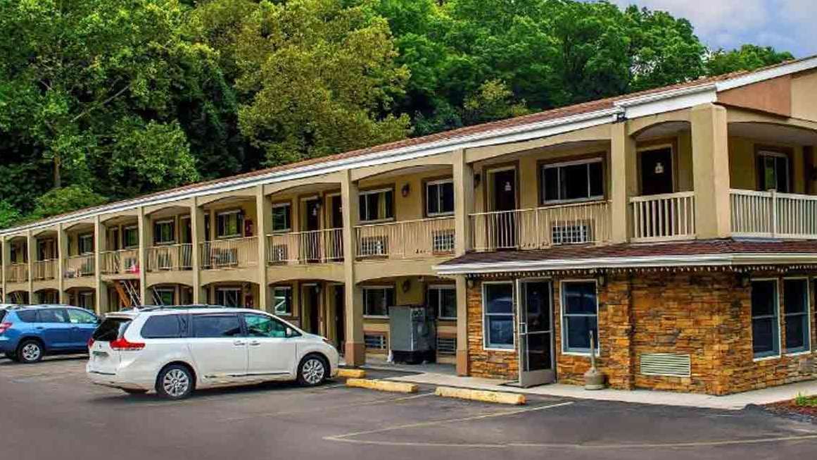 1303 Clariton Blvd Parking