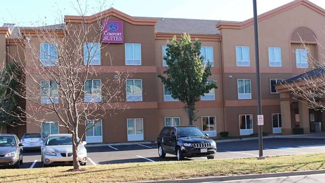 Comfort Suites Kansas City_8200 N Church Road Parking