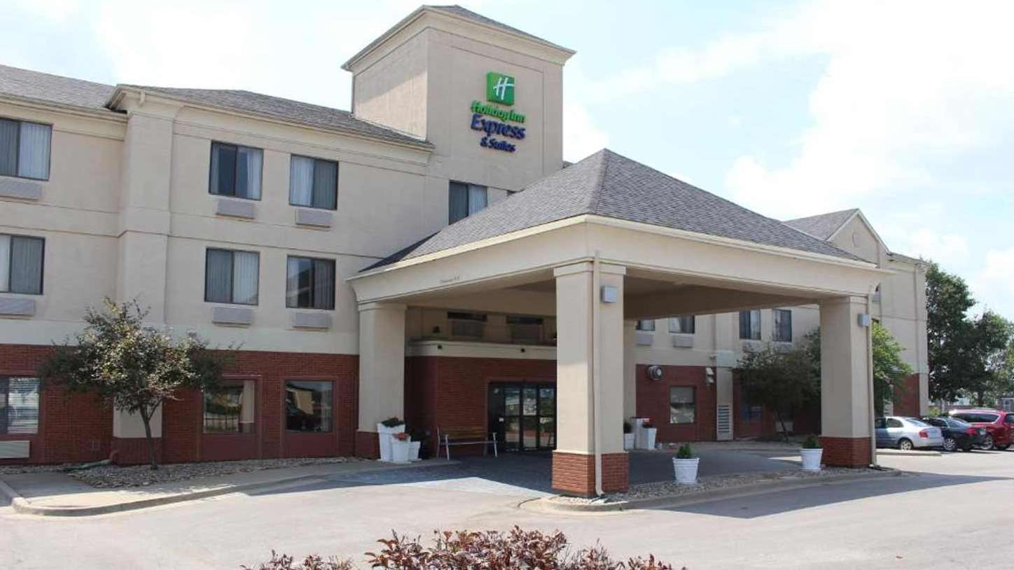 Holiday Inn Express & Suites Kansas City_8230 N Church Road Parking