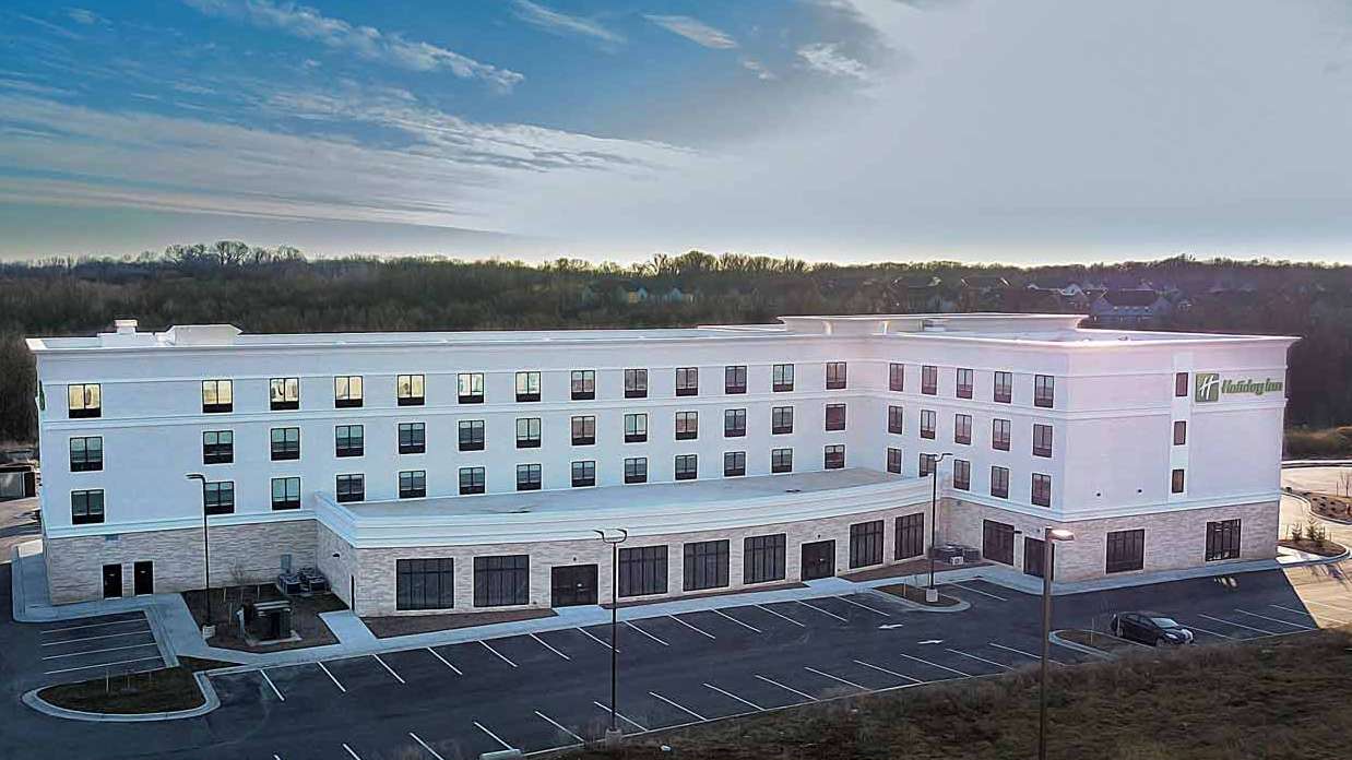 Holiday Inn Kansas City_4101 North Corrington Ave Parking