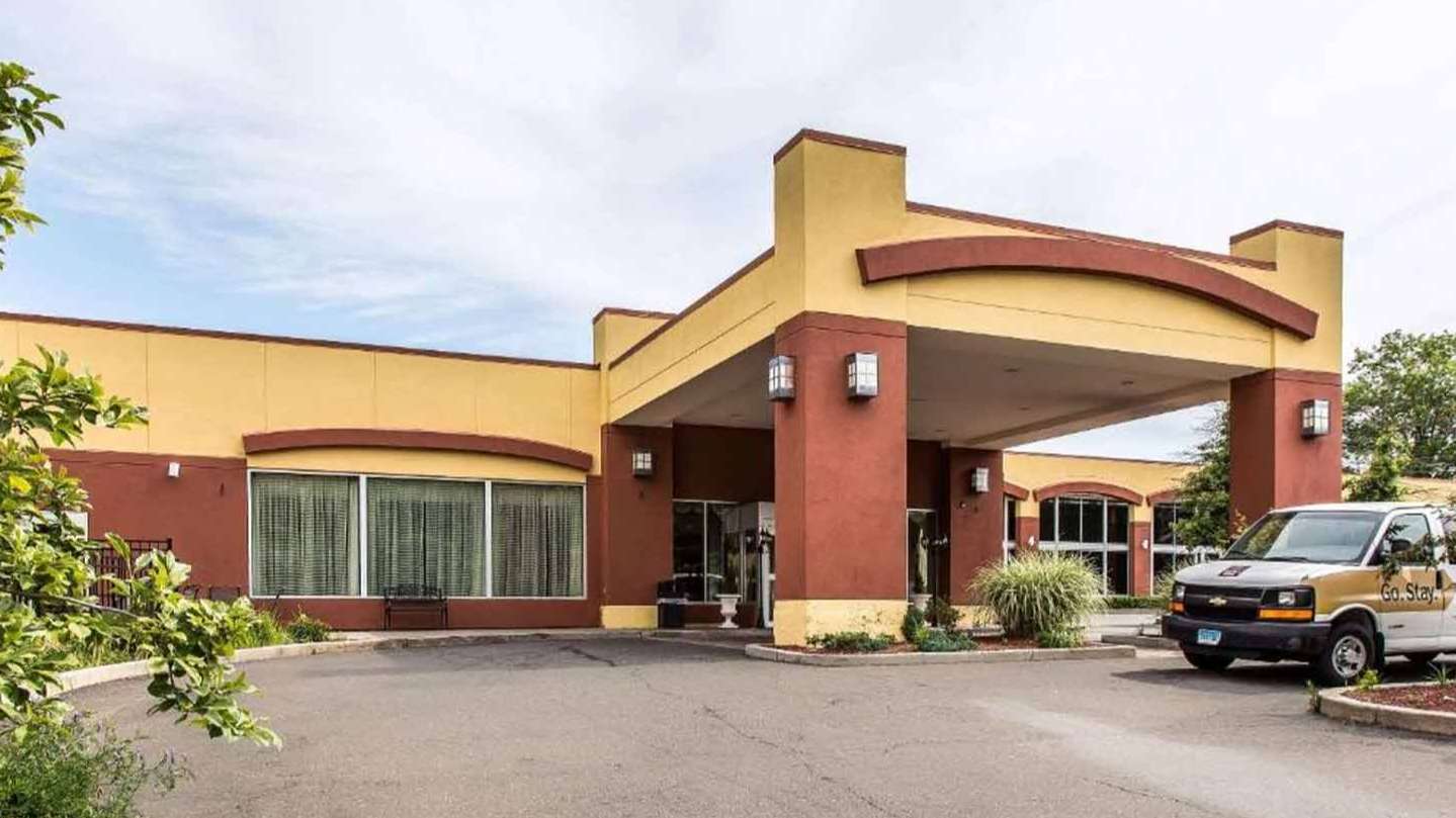 2260 Whitney Ave Parking