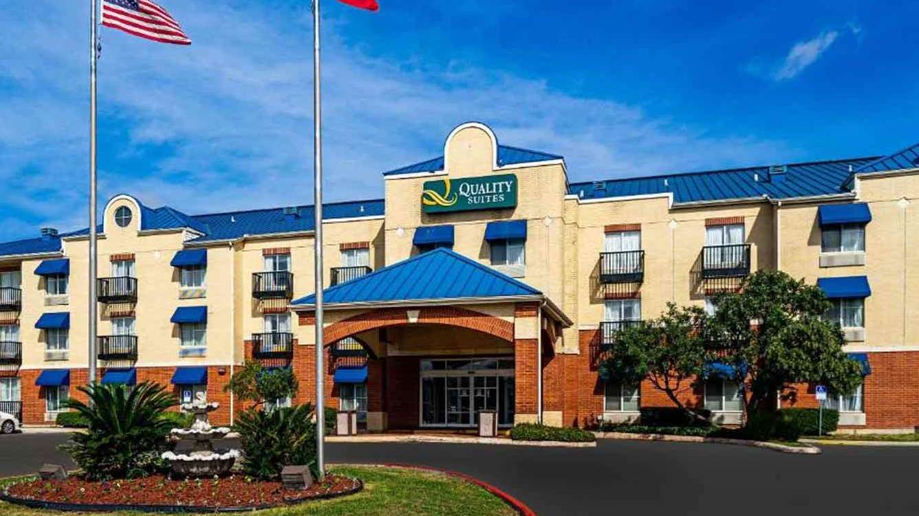 Quality Suites San Antonio Northeast_6350 North Interstate 35 Parking