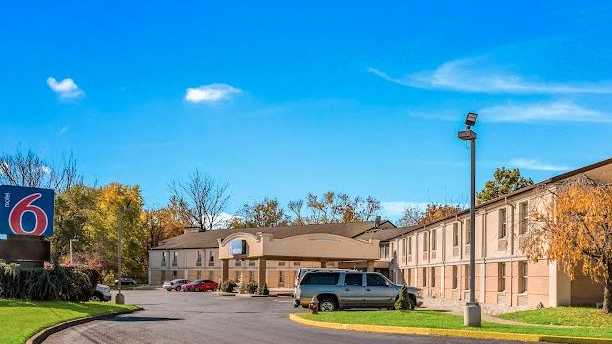 Motel 6 Levittown   6401 Bristol Pike Parking