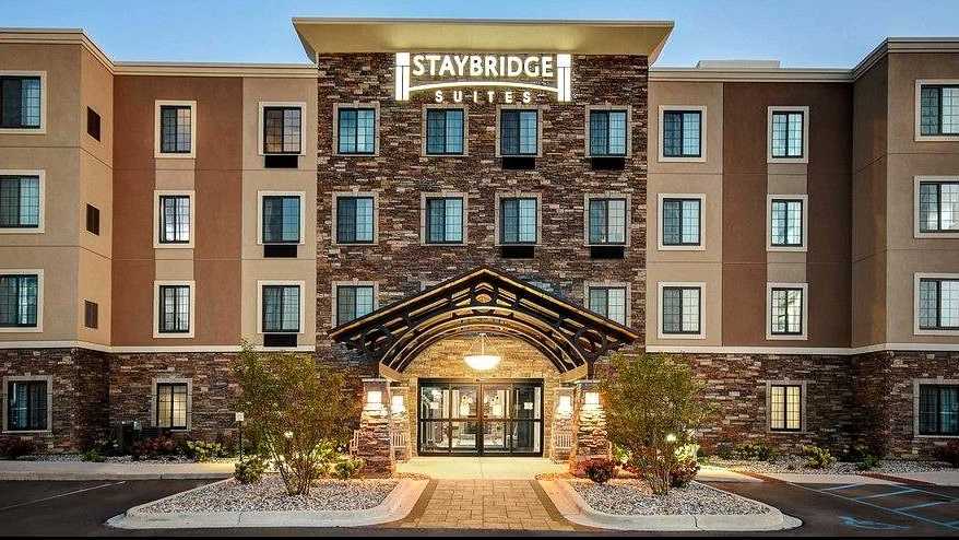Columbus Staybridge Suites_9090 Lyra Dr Parking