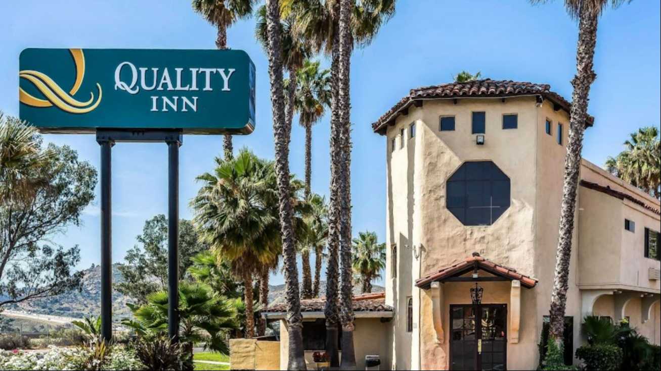 3135 Old Highway 395 (Quality Inn) Parking