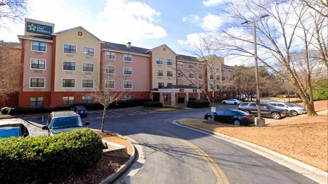 905 Crestline Pkwy Parking