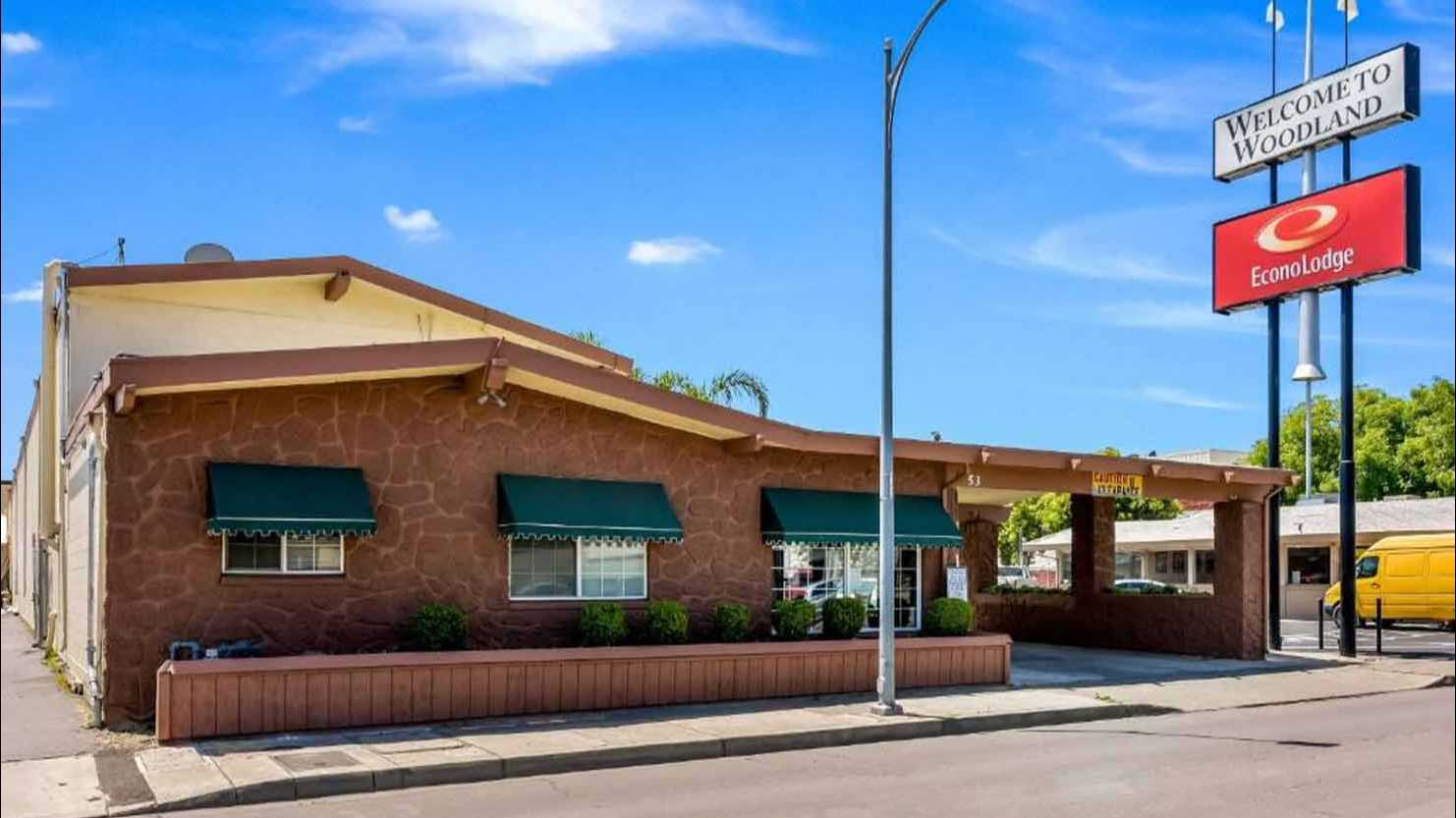 Econo Lodge Woodland near I5 _ 53 West Main Street Parking