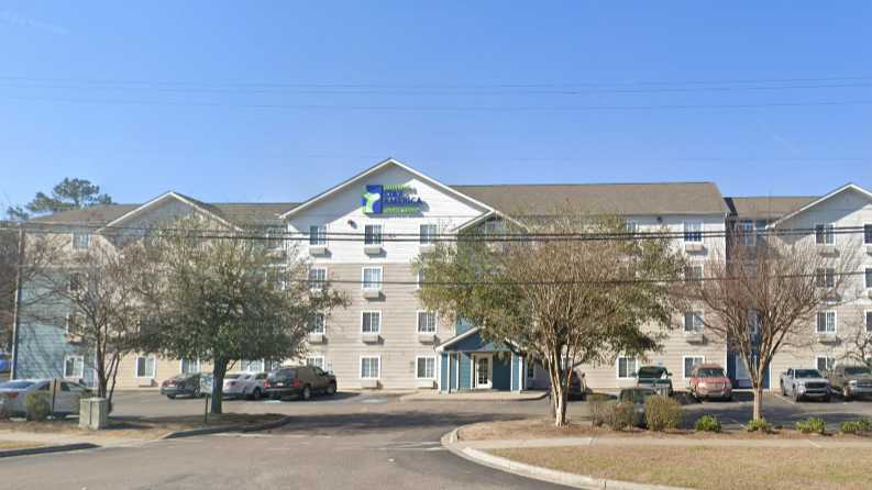 4835 Rivers Ave Parking
