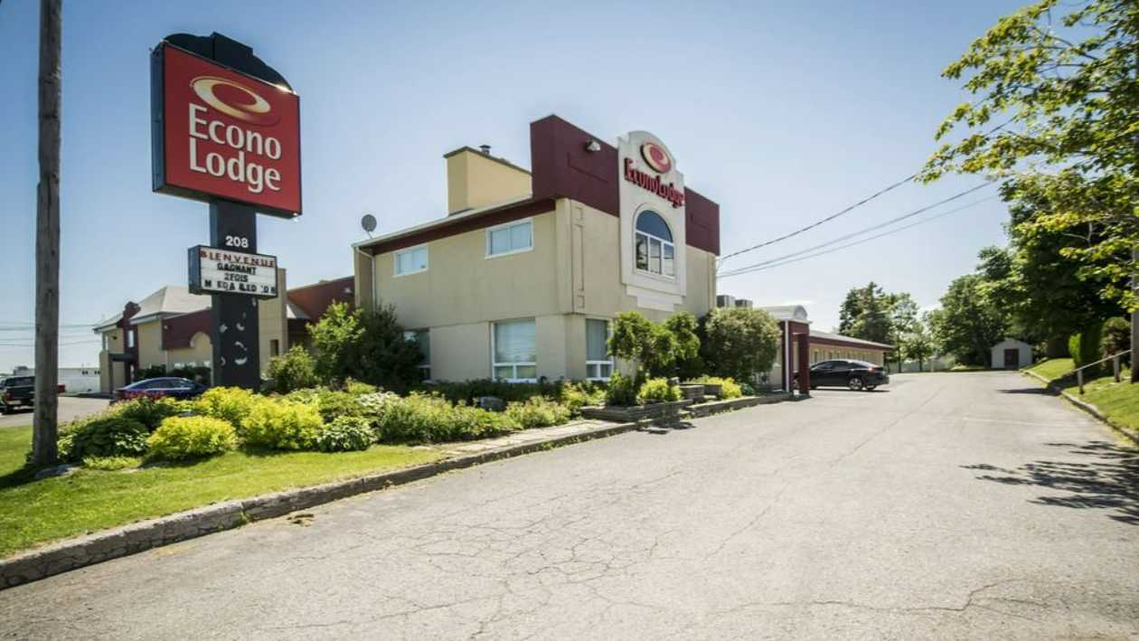 208 Route Kennedy Parking