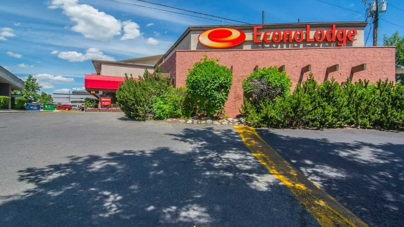 Econo Lodge - 2440 16 Ave NW Parking
