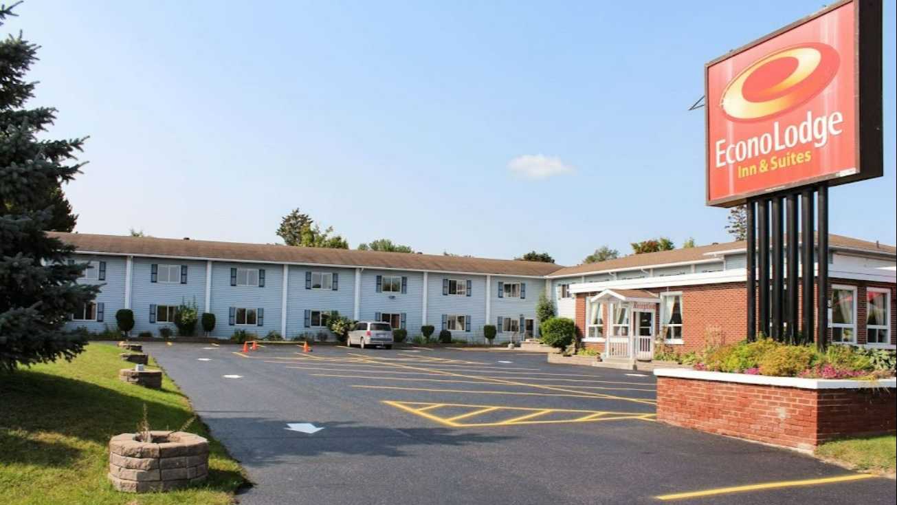 1218 Pembroke St East Parking