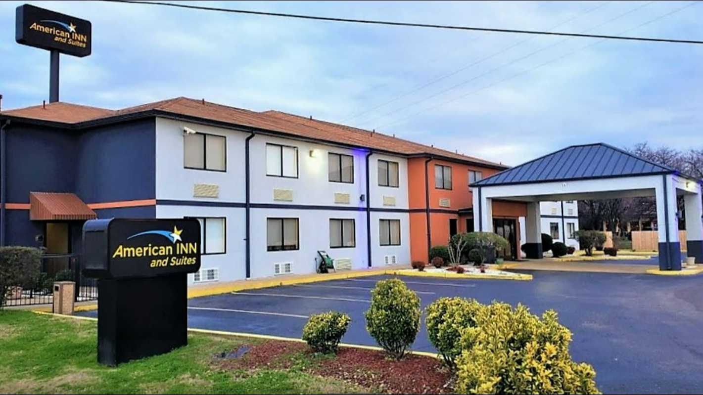 American Inn & Suites_3401 Service Loop Rd Parking