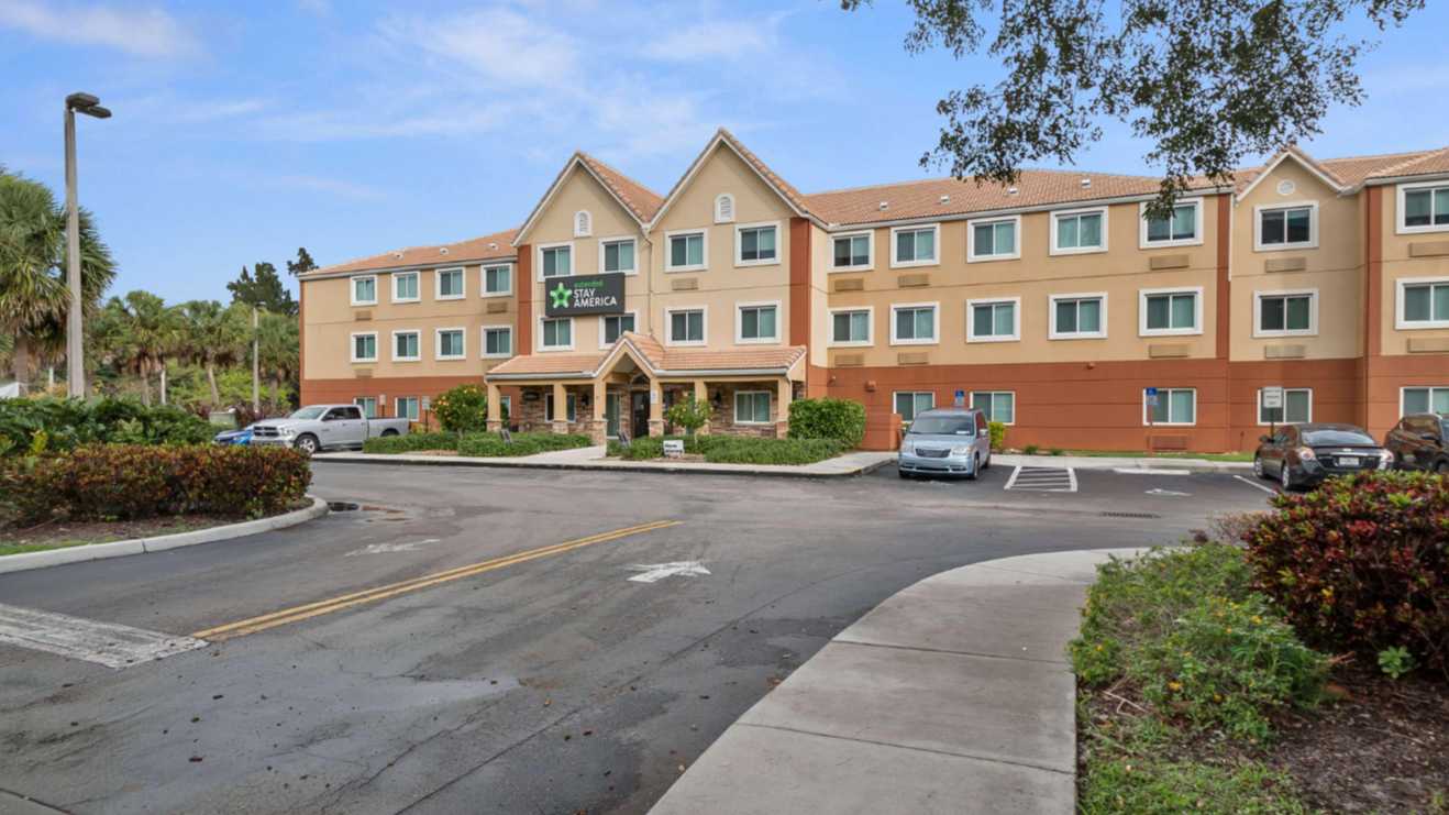 Miami - Airport - Miami Springs 101 Fairway Dr. Parking
