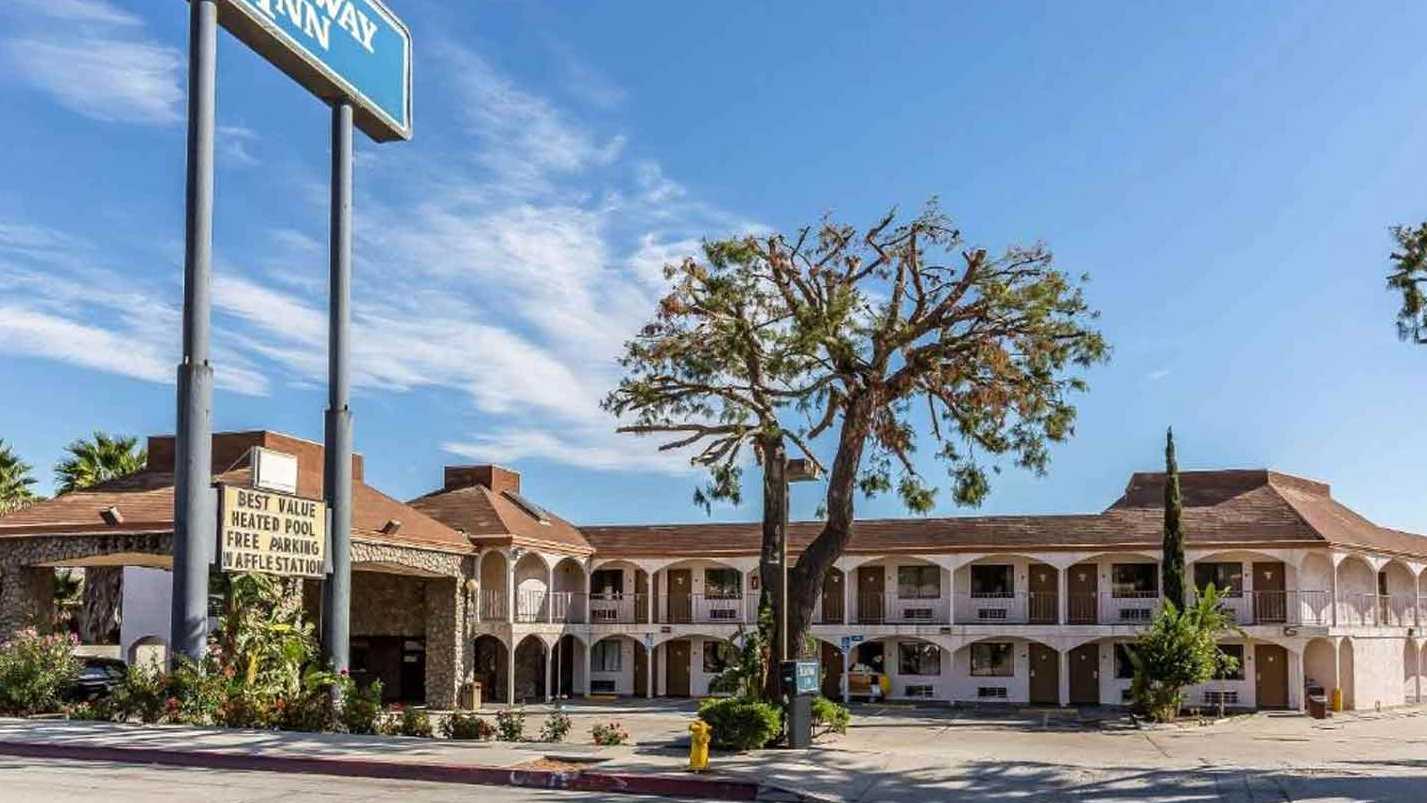 31558 Castaic Rd (Rodeway Inn) Parking