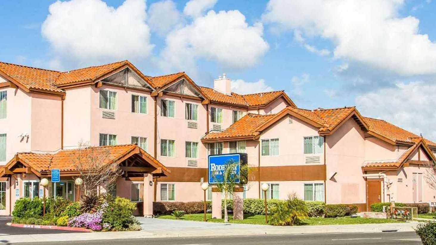 835 West A St (Rodeway Inn & Suites) Parking