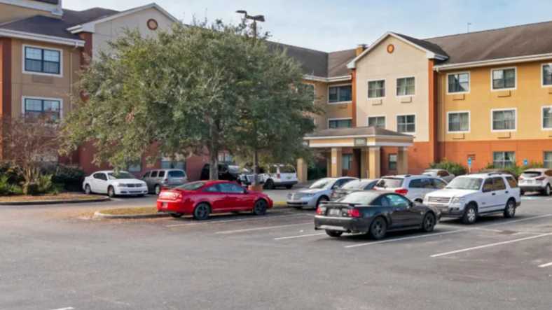 5511 Abercorn St. Parking
