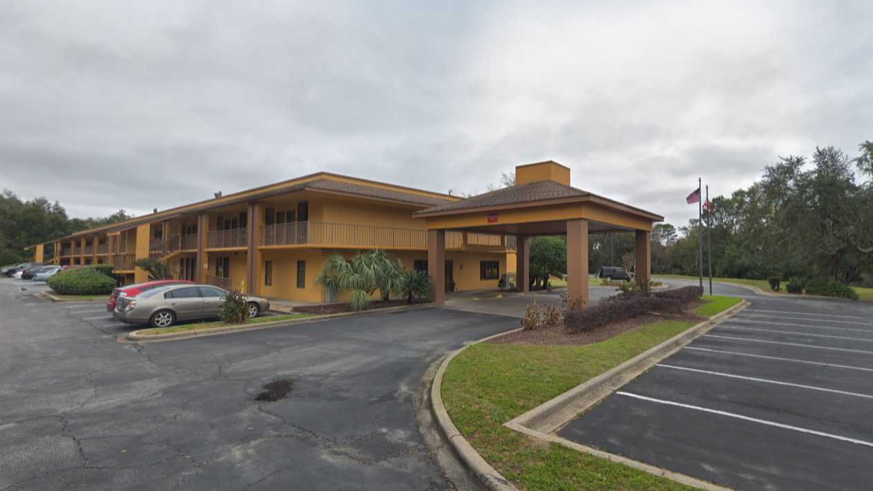 Quality Inn At Eglin 101 Parking