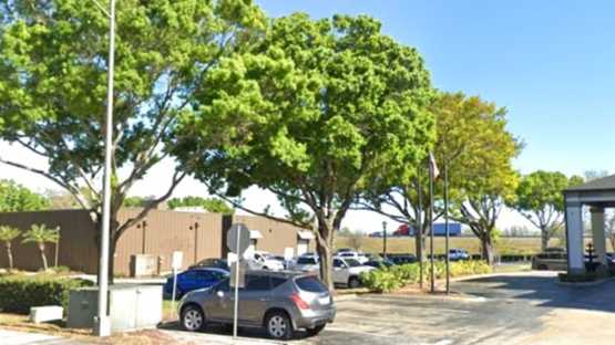 4321 Lakeland Park Drive Parking