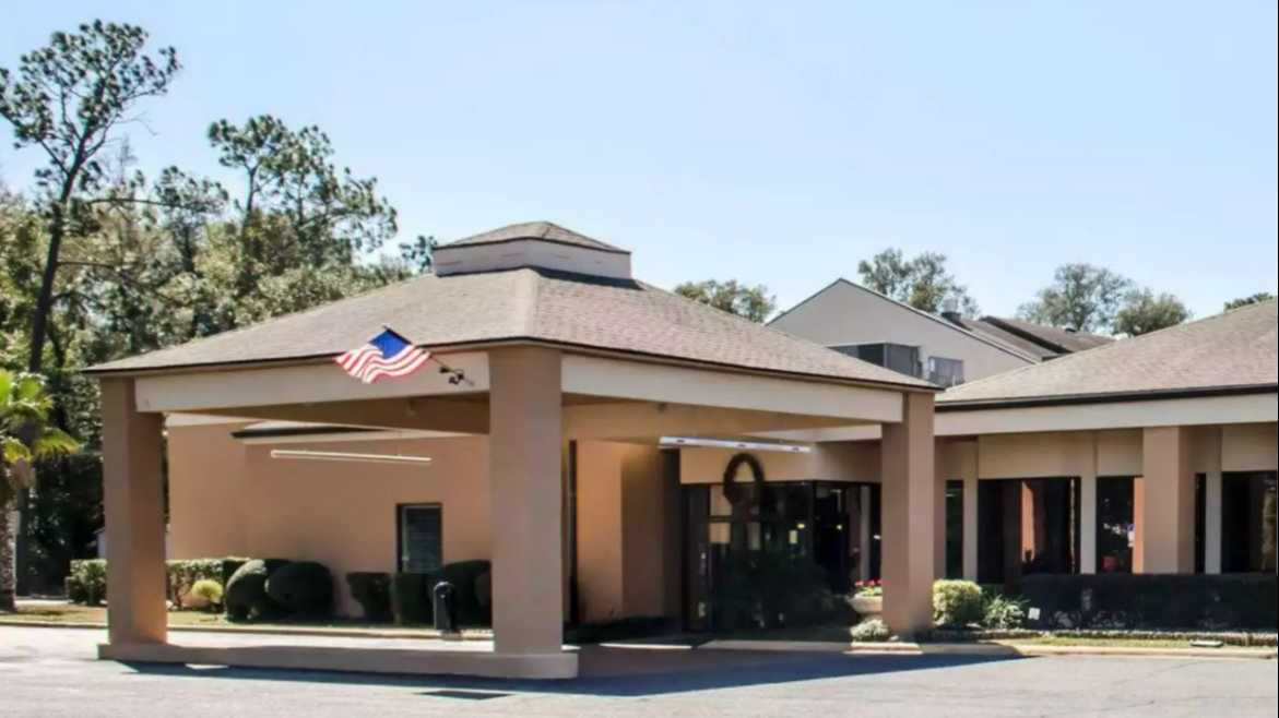 7601 Scenic Highway Parking