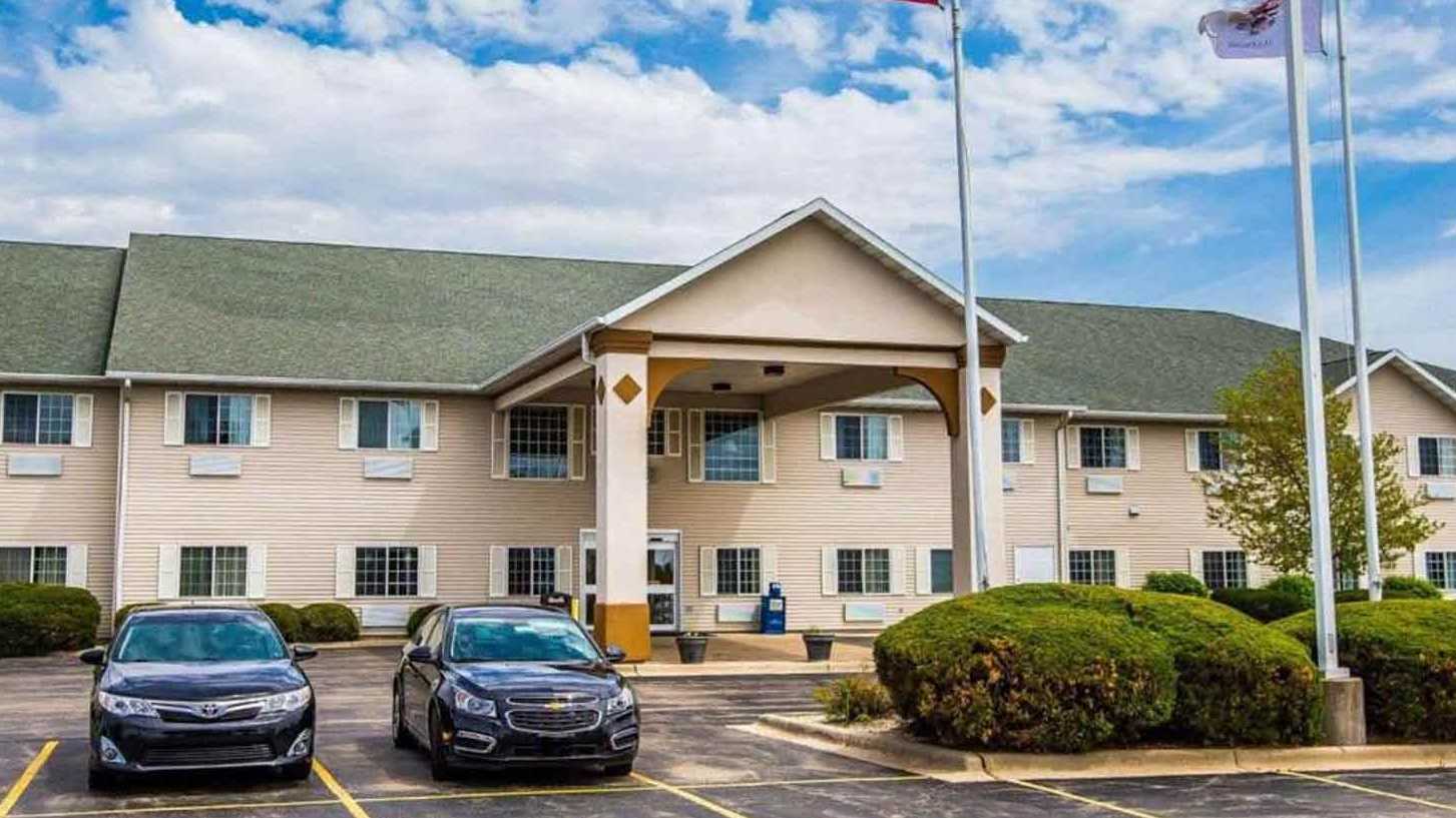 136 Plaza Dr (Comfort Inn) Parking