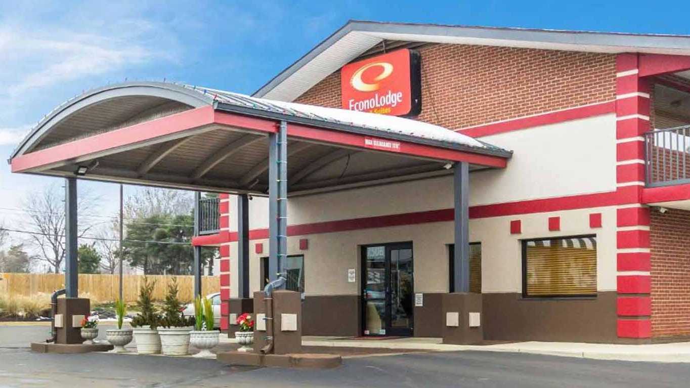 Econo Lodge - 7508 Shawnee Mission Pkwy Garage