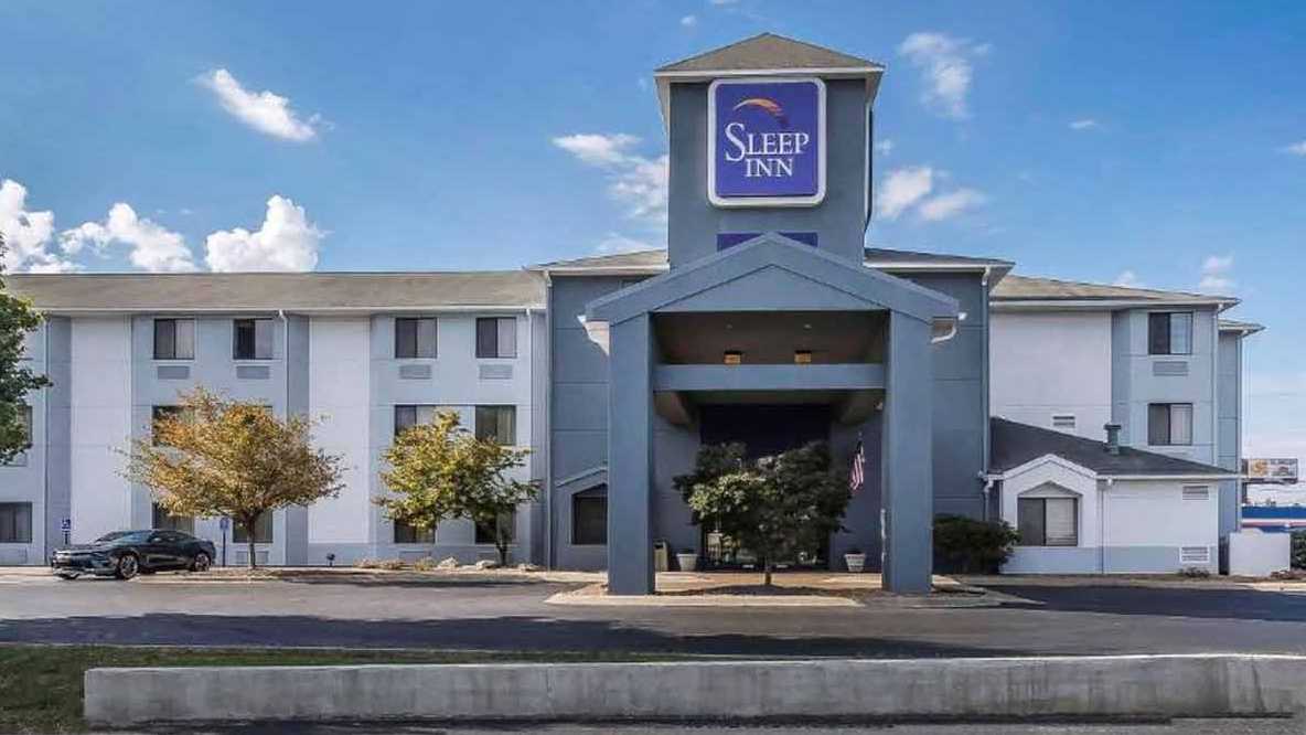 2224 US 41 N (Sleep Inn) Parking