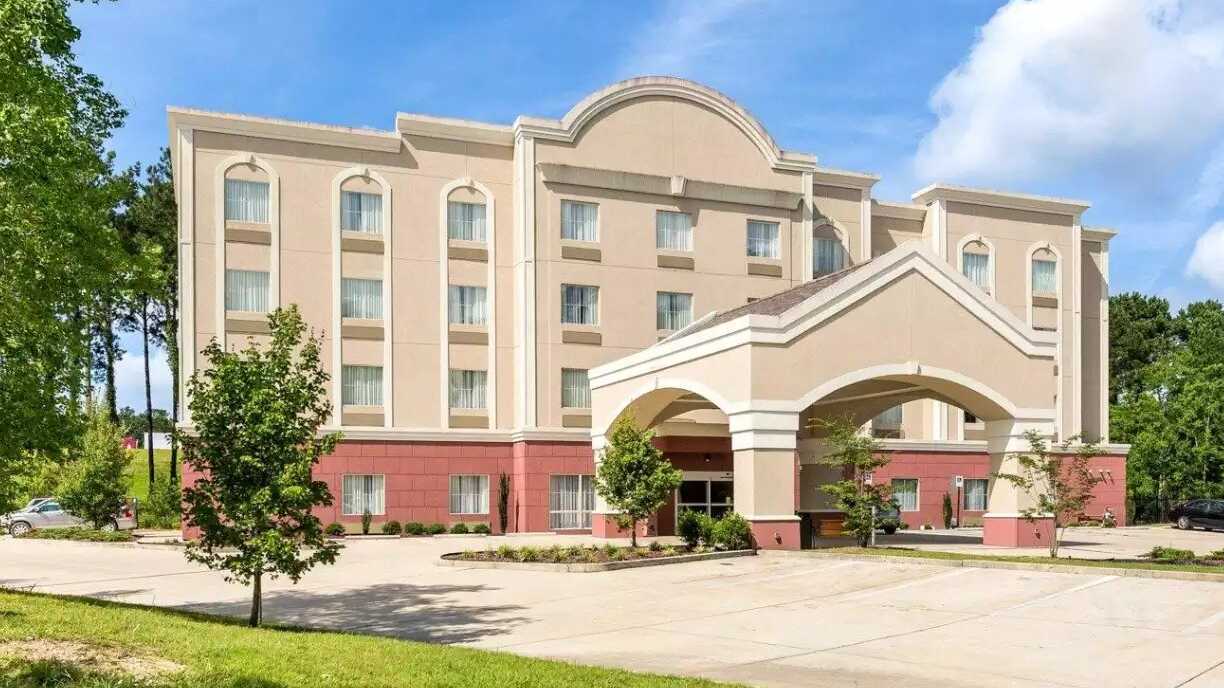 Comfort Suites - 68073 Highway 59 Garage