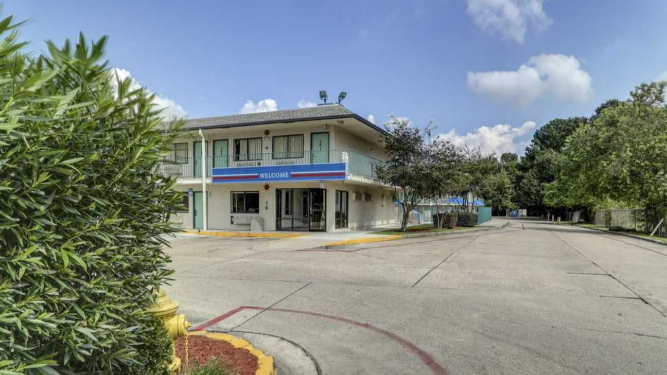2724 NE Evangeline Trwy Parking