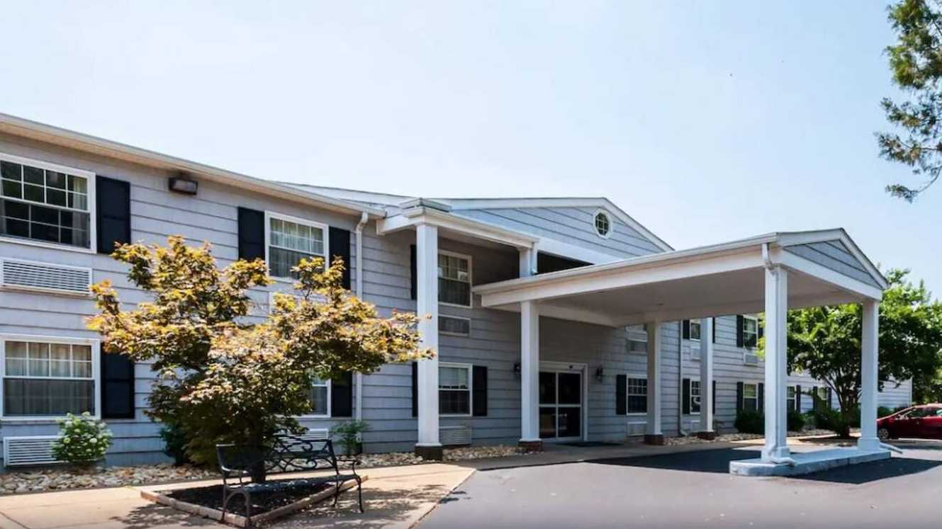 Find Best Hourly Parking Near 255 Lore Rd Garage Book Hourly Parking in 255 Lore Rd Garage
