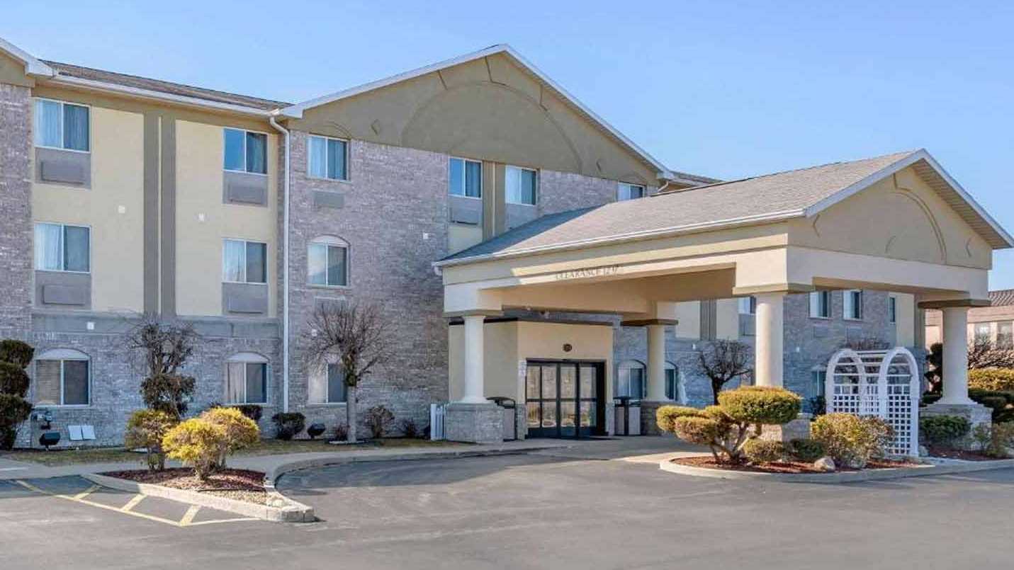 251 West State Road 120 (Comfort Inn) Parking