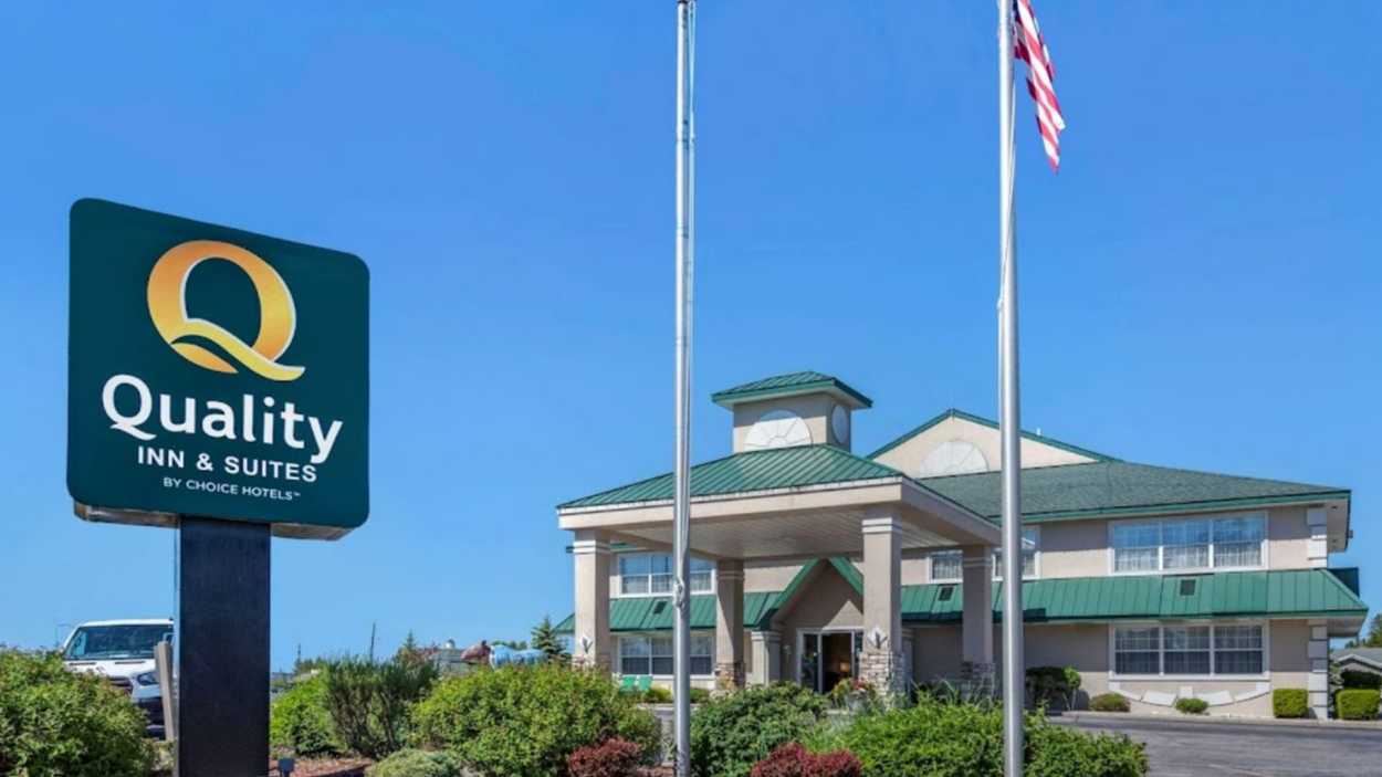 905 E Lakeshore Drive Parking