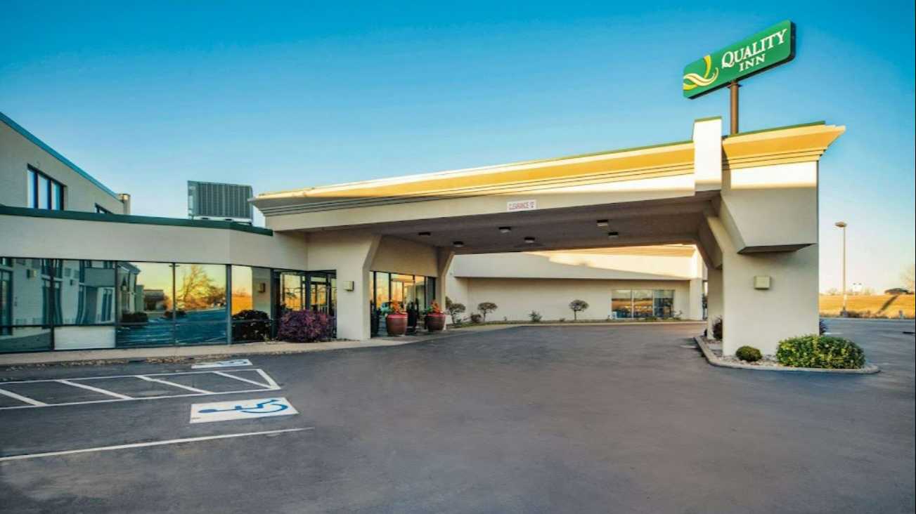 7838 S Hwy 281 Parking