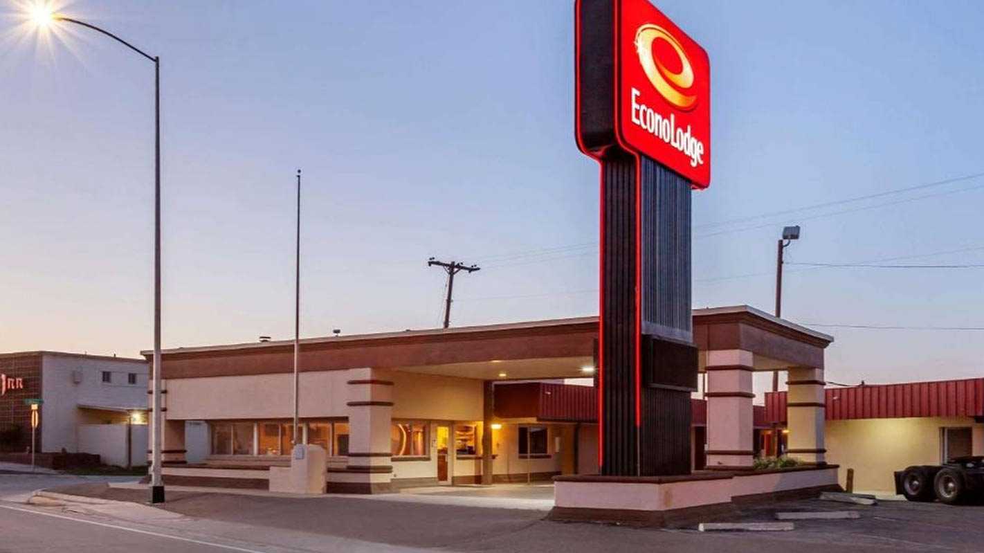 1400 E Mabry Drive (Econo Lodge) Parking