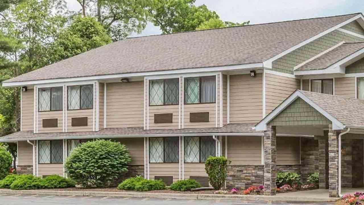 4142 Albany Post Road Parking