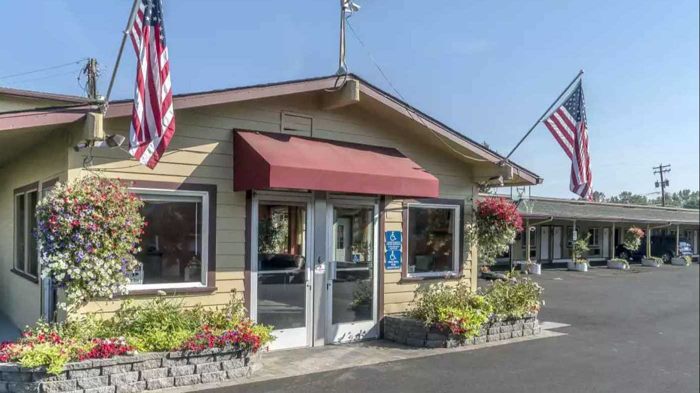 901 S Riverside Ave(Rodeway Inn Medford South I5) Parking