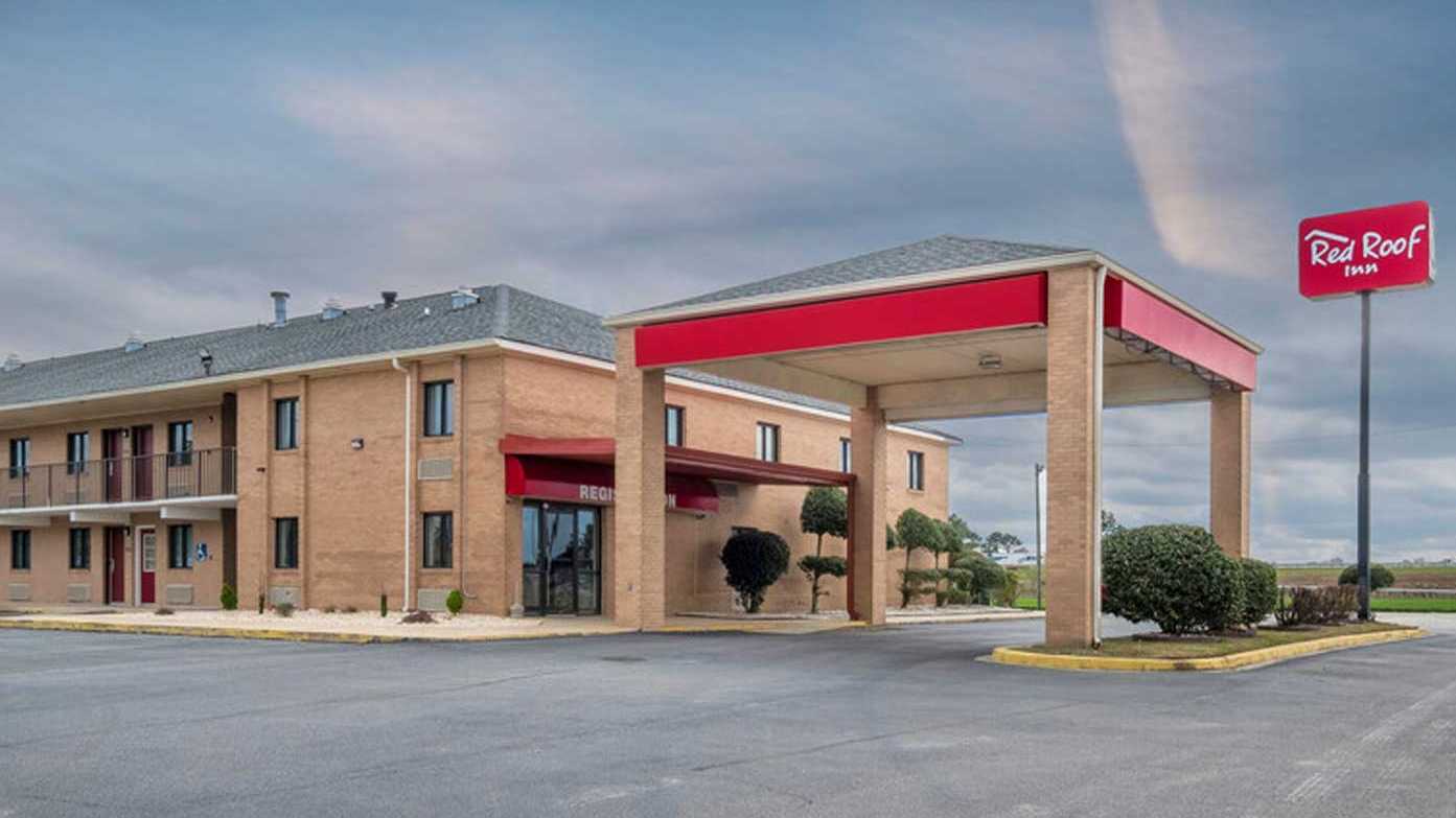1135 Sumter Hwy Parking
