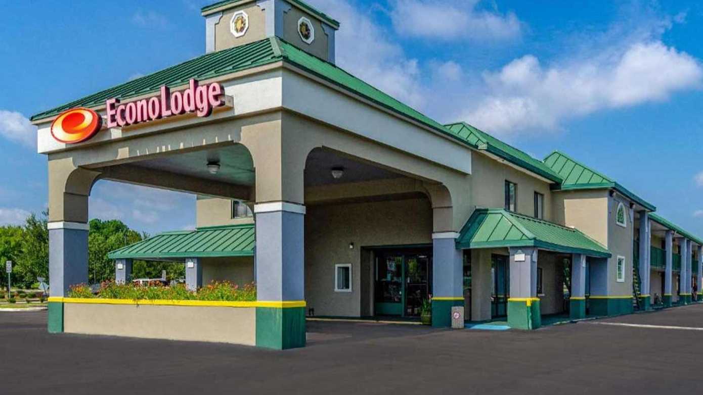 401 North Goose Creek Boulevard Parking