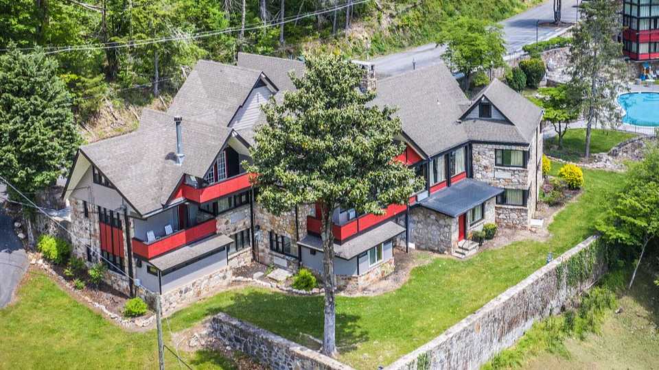 516 Sunset Dr Parking