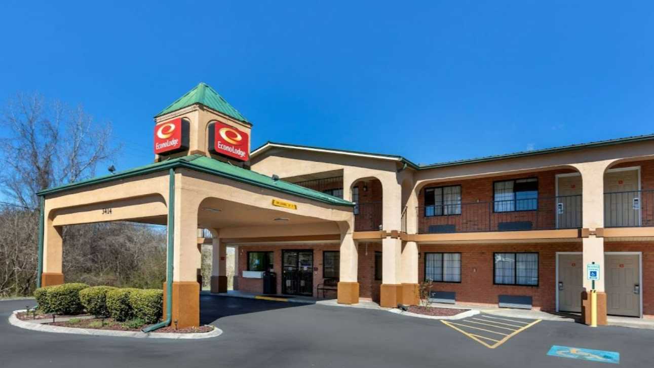 Econo Lodge_3414 Percy Priest Drive Parking