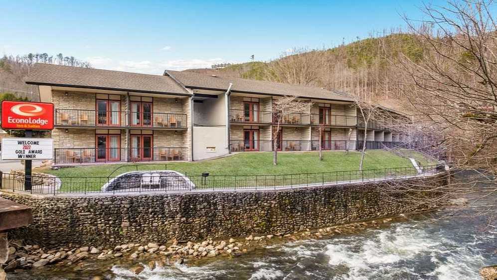 310 Cottage Dr Parking